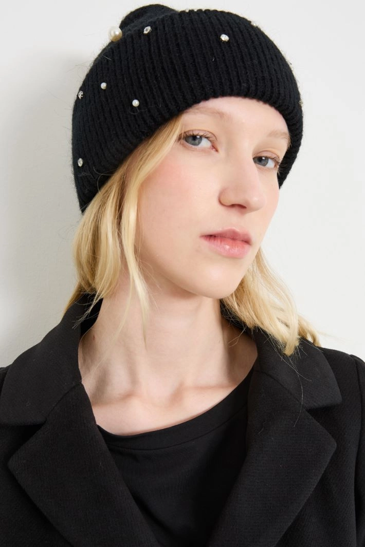 Beanie hat with pearls and stones - BLACK