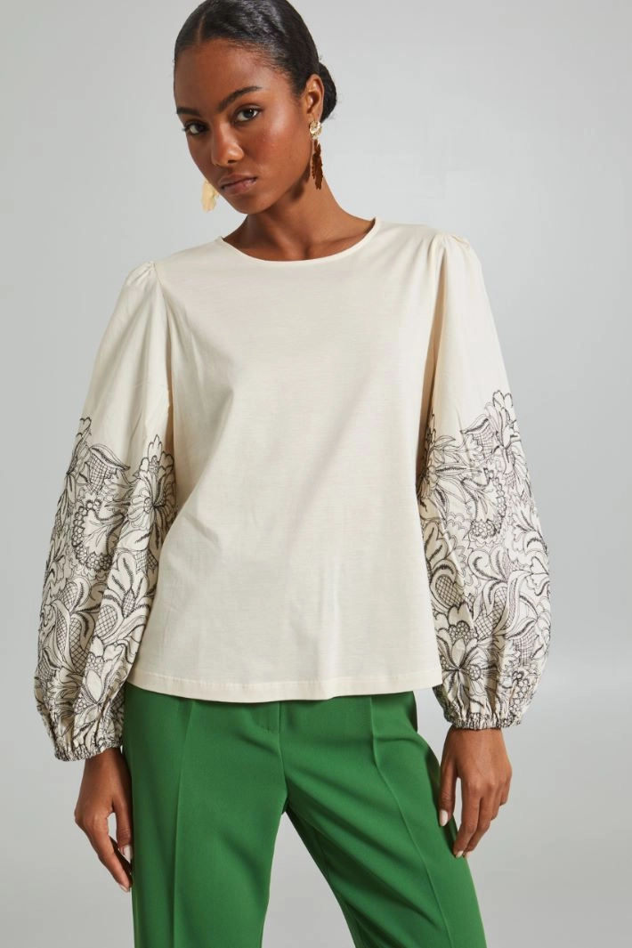 Top with embroidered sleeves - CREAM