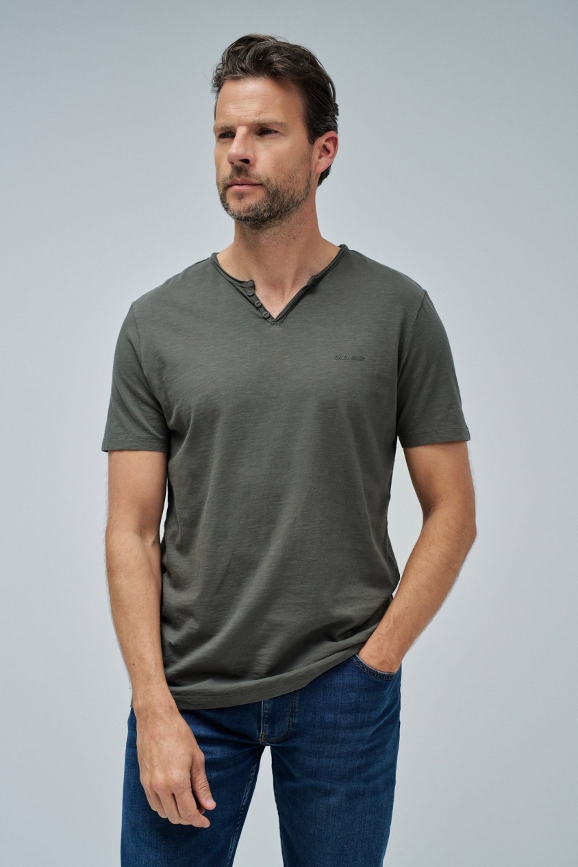 T-SHIRT WITH BRANDING