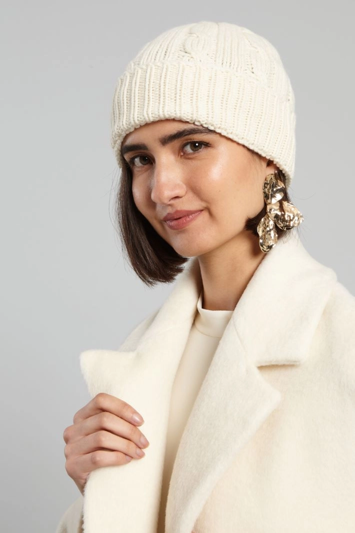 Cable-knit beanie hat - WHITE