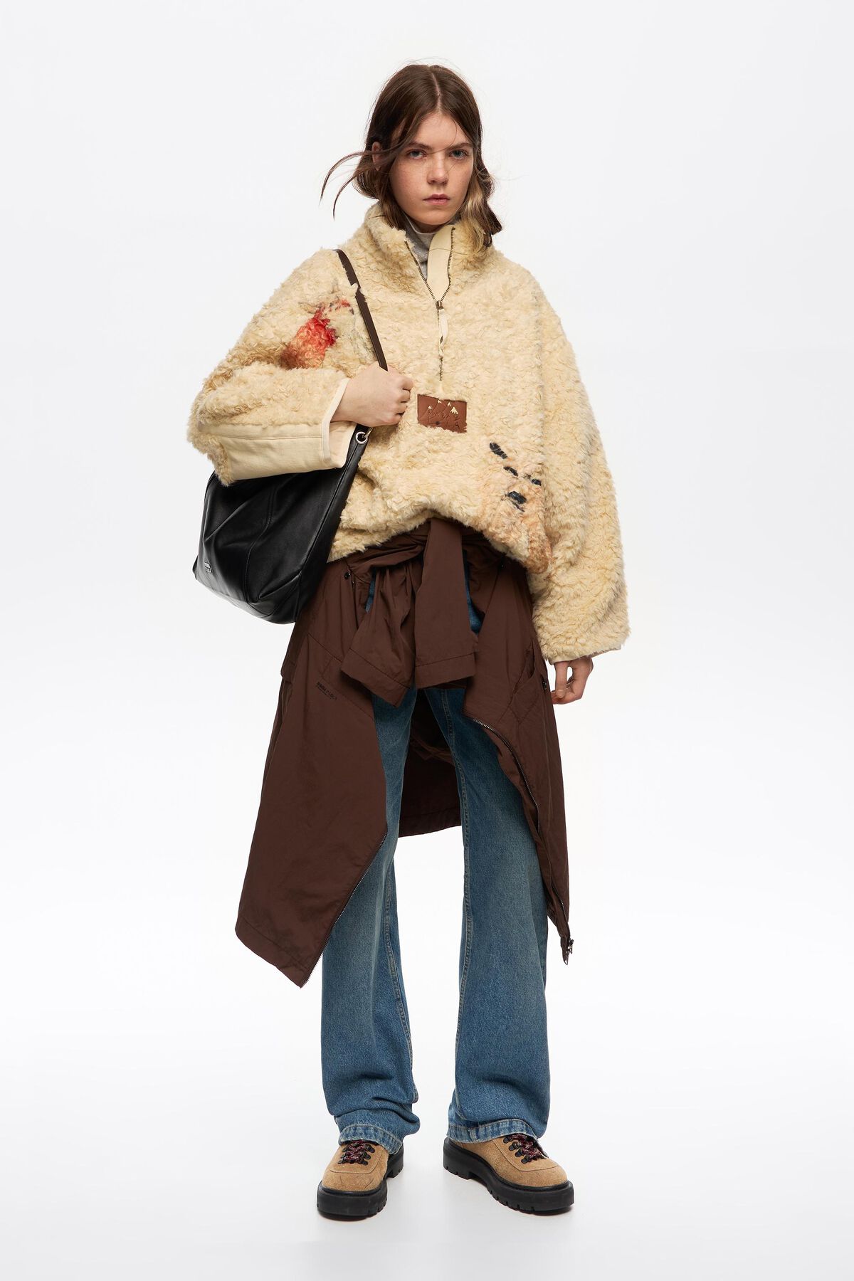 Beige Frío Peludo logo fleece coat