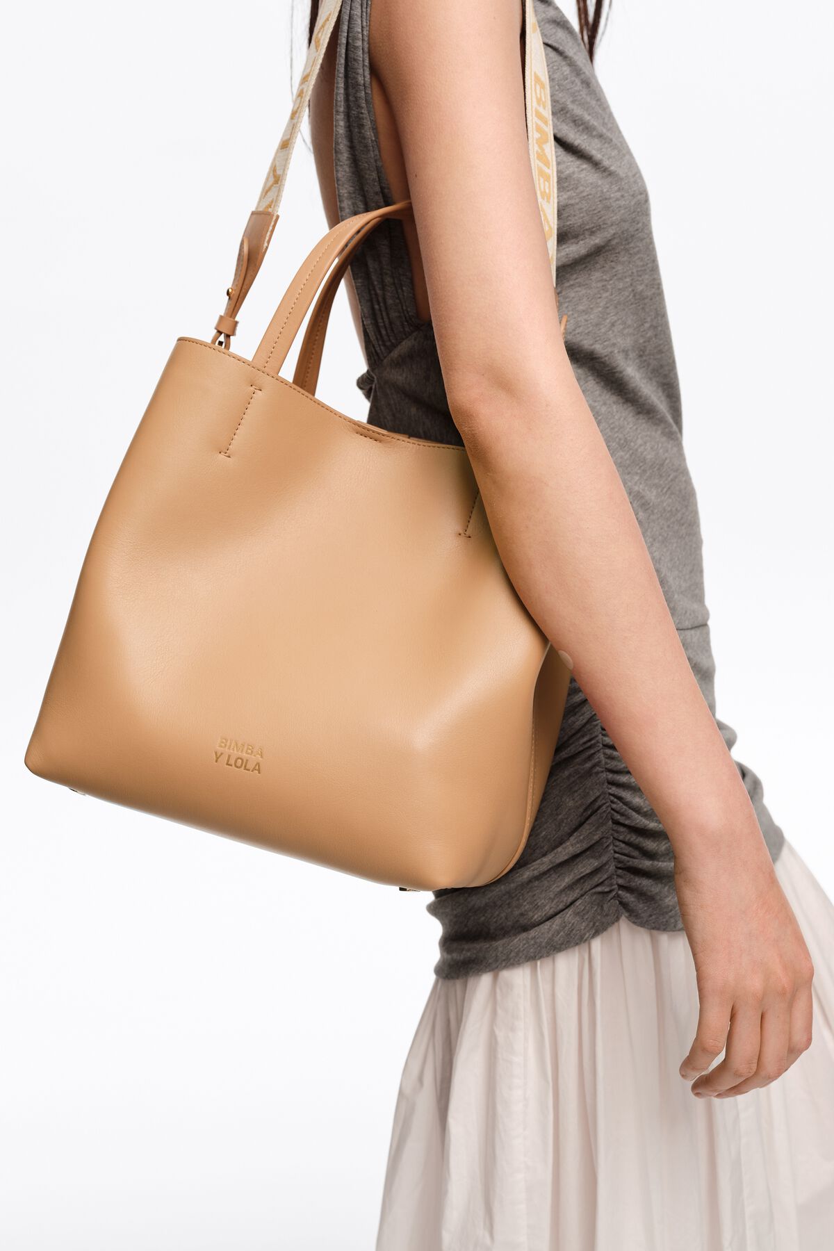 Hazelnut large leather Chihuahua bag