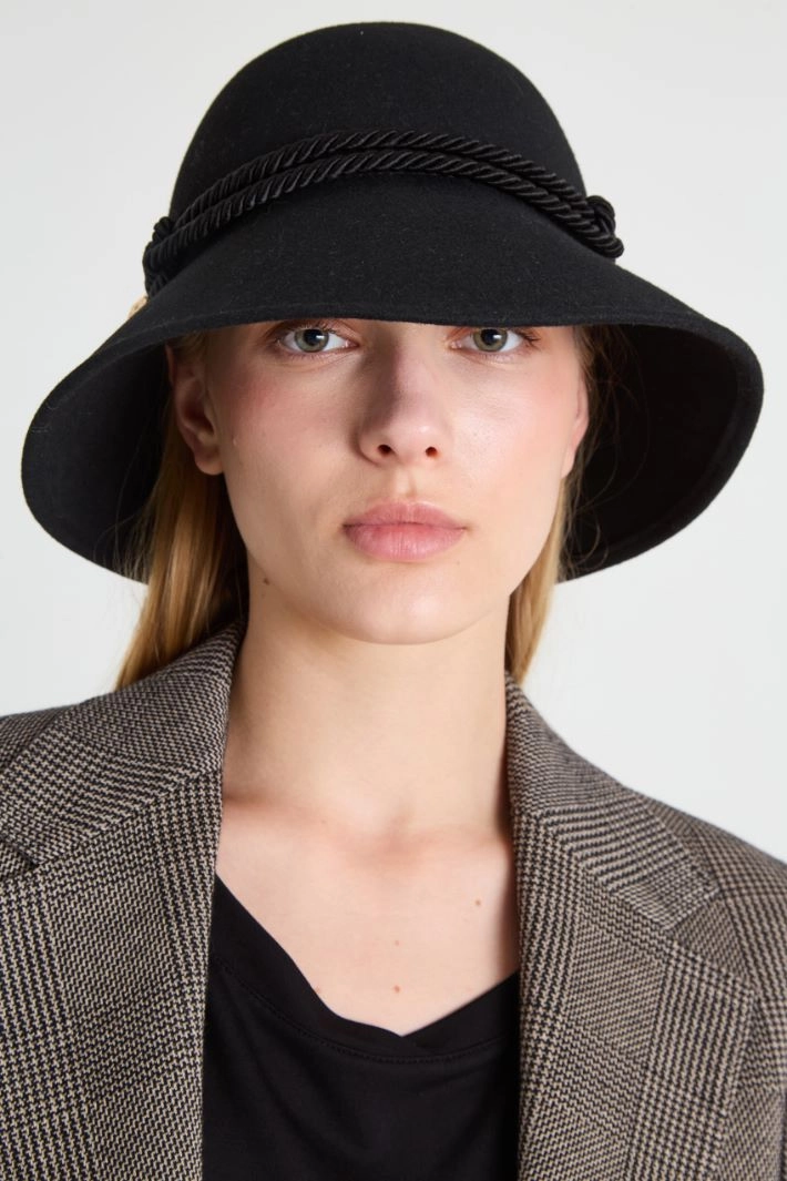 Cloche in pure wool felt - BLACK