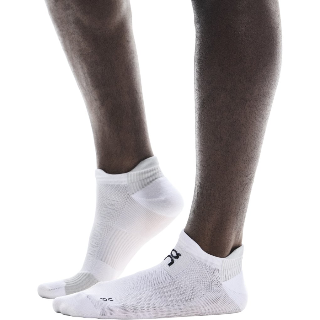 On Performance Run Low Socks Unisex - White | Glacier