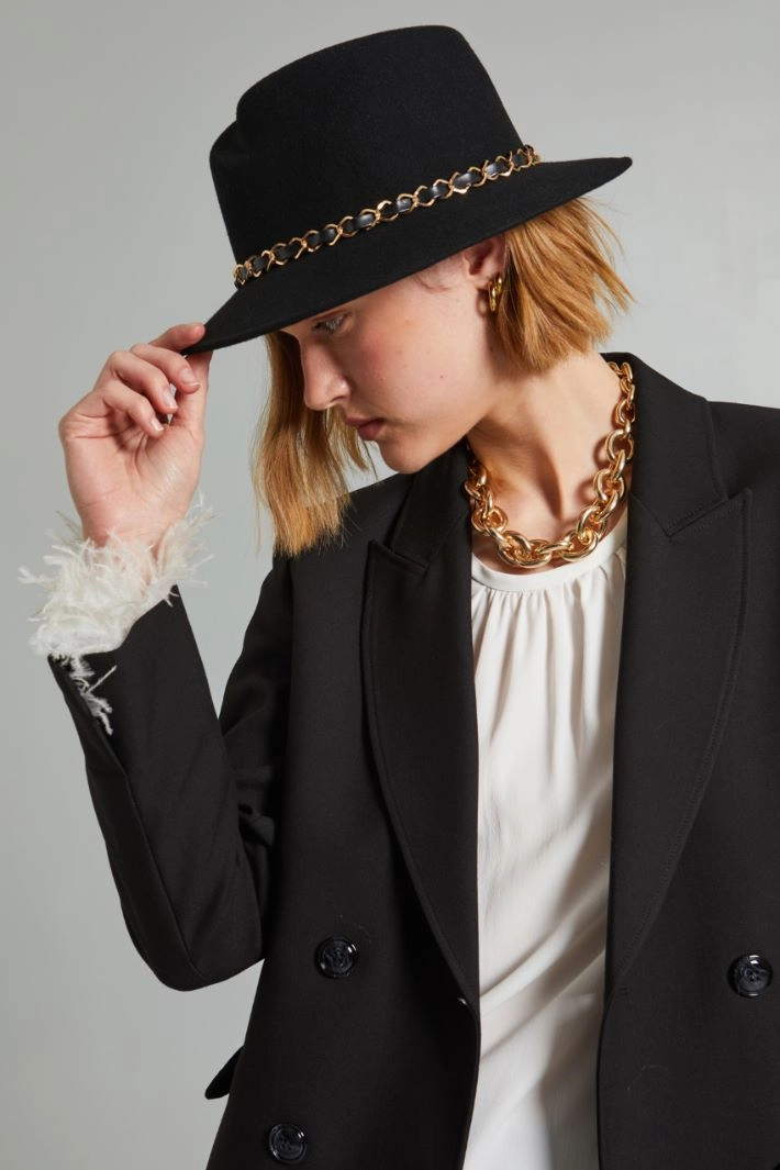 Hat with chain detail - BLACK GOLD