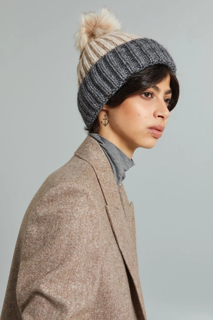 Beanie with pom pom - BEIGE GREY