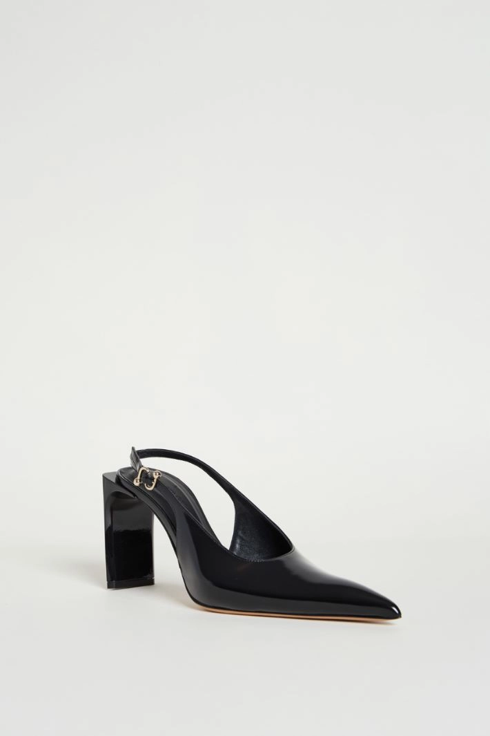 Pointed-toe leather slingbacks - BLACK