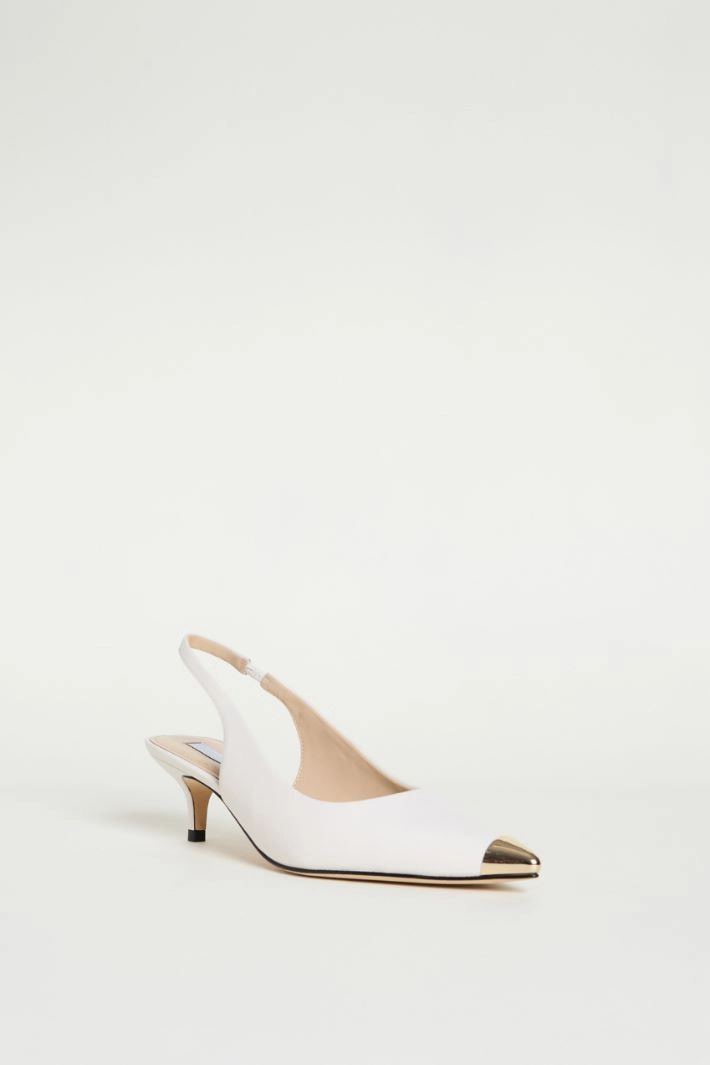 Metal-tipped leather slingbacks - WHITE