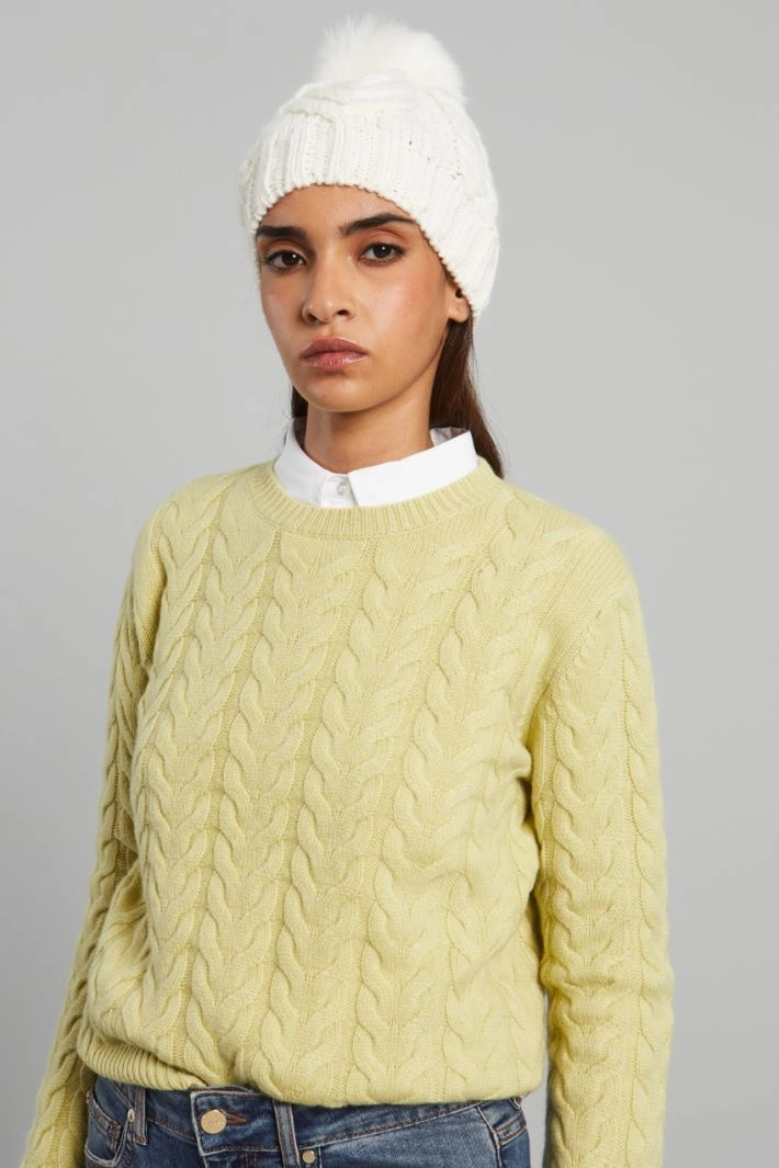 Braided beanie hat with pom pom - WHITE