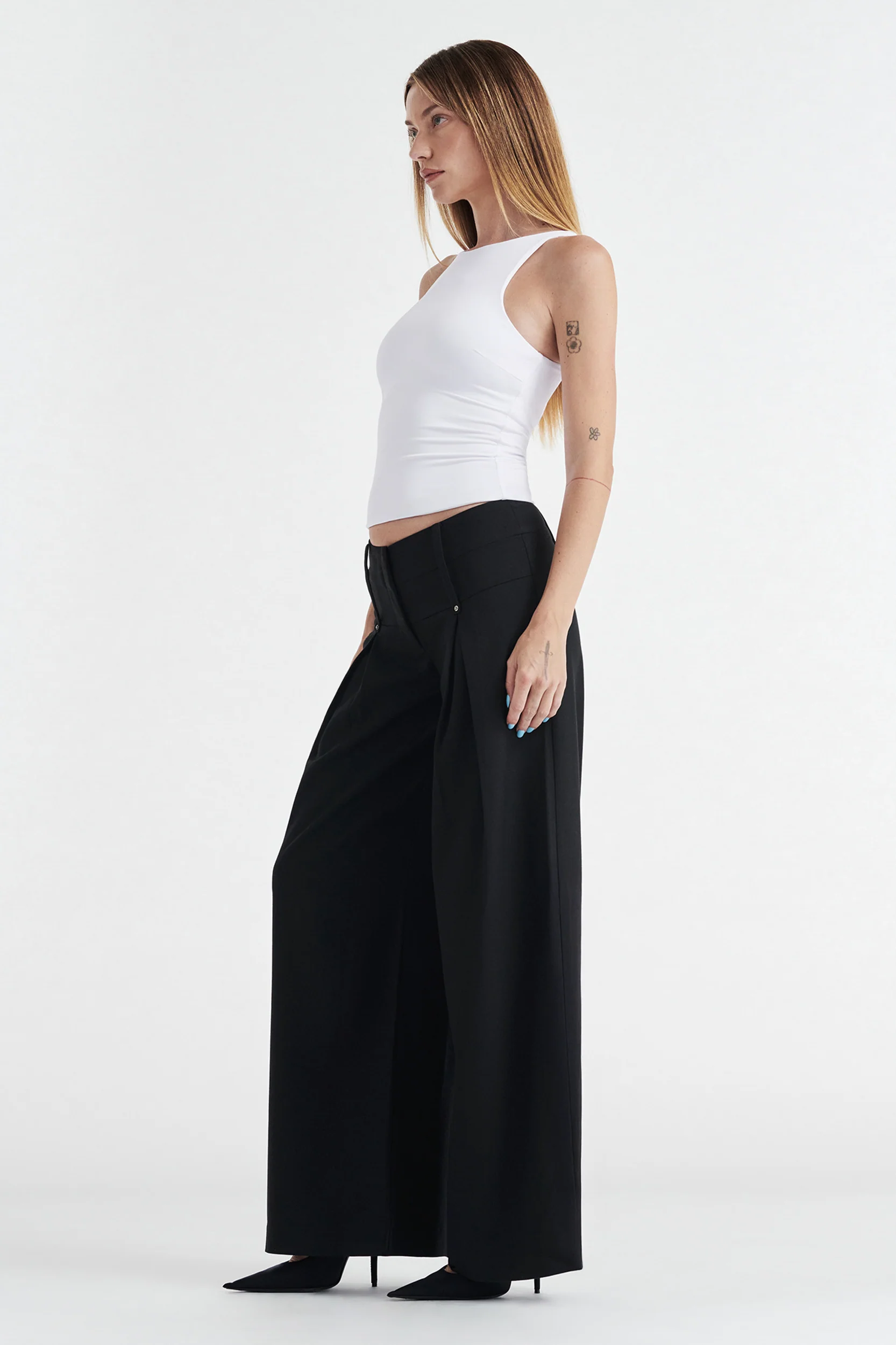 Sophie Basic Sleeveless Tank With Shelf Bra - White