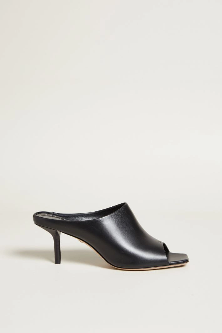 Mule with a high neckline - BLACK