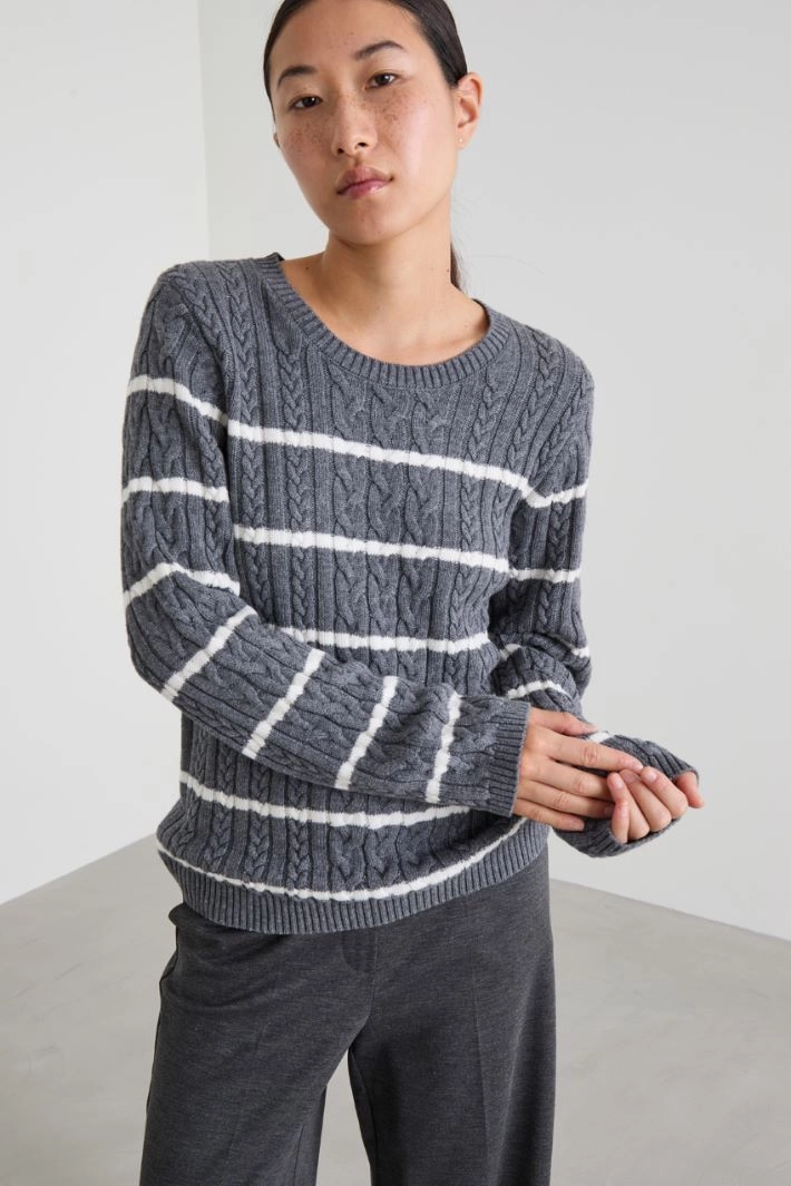 Cable knit sweater - GREY