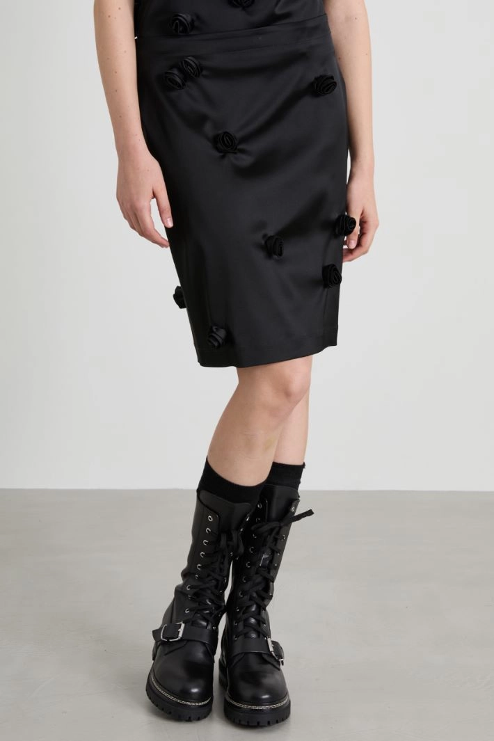 Skirt with embroidered roses - BLACK