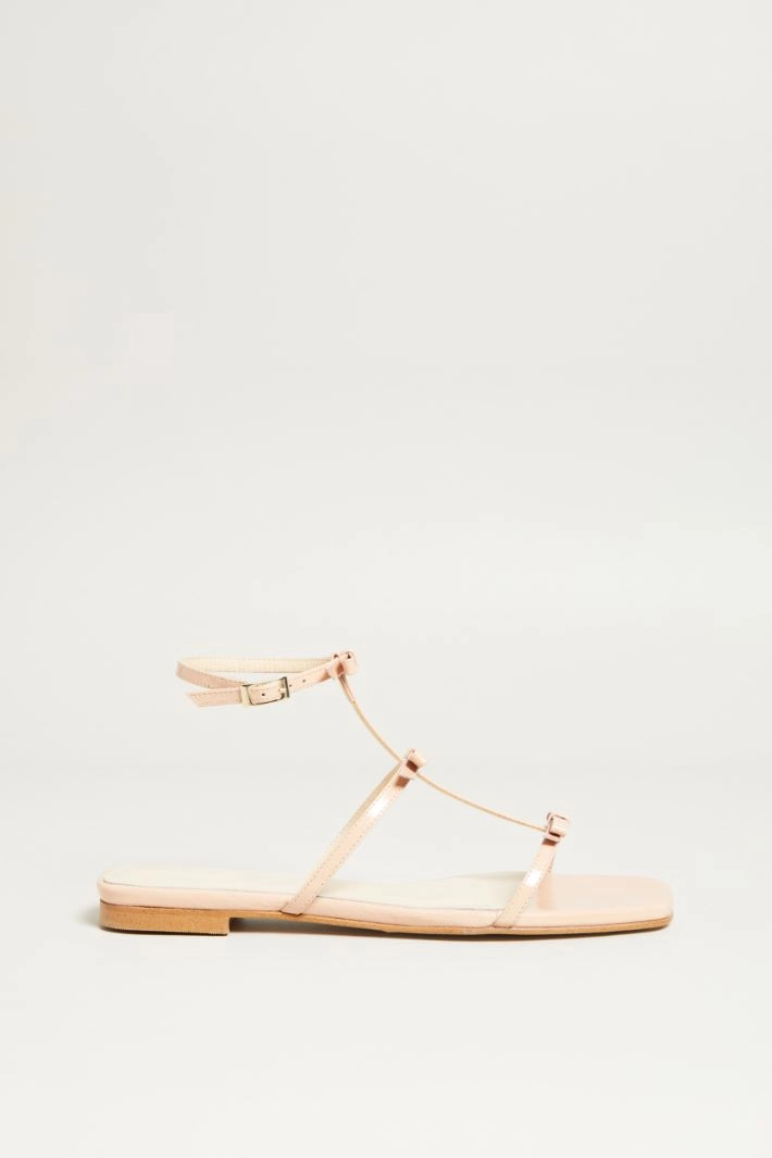 Flat sandals with bows - POWDER PINK