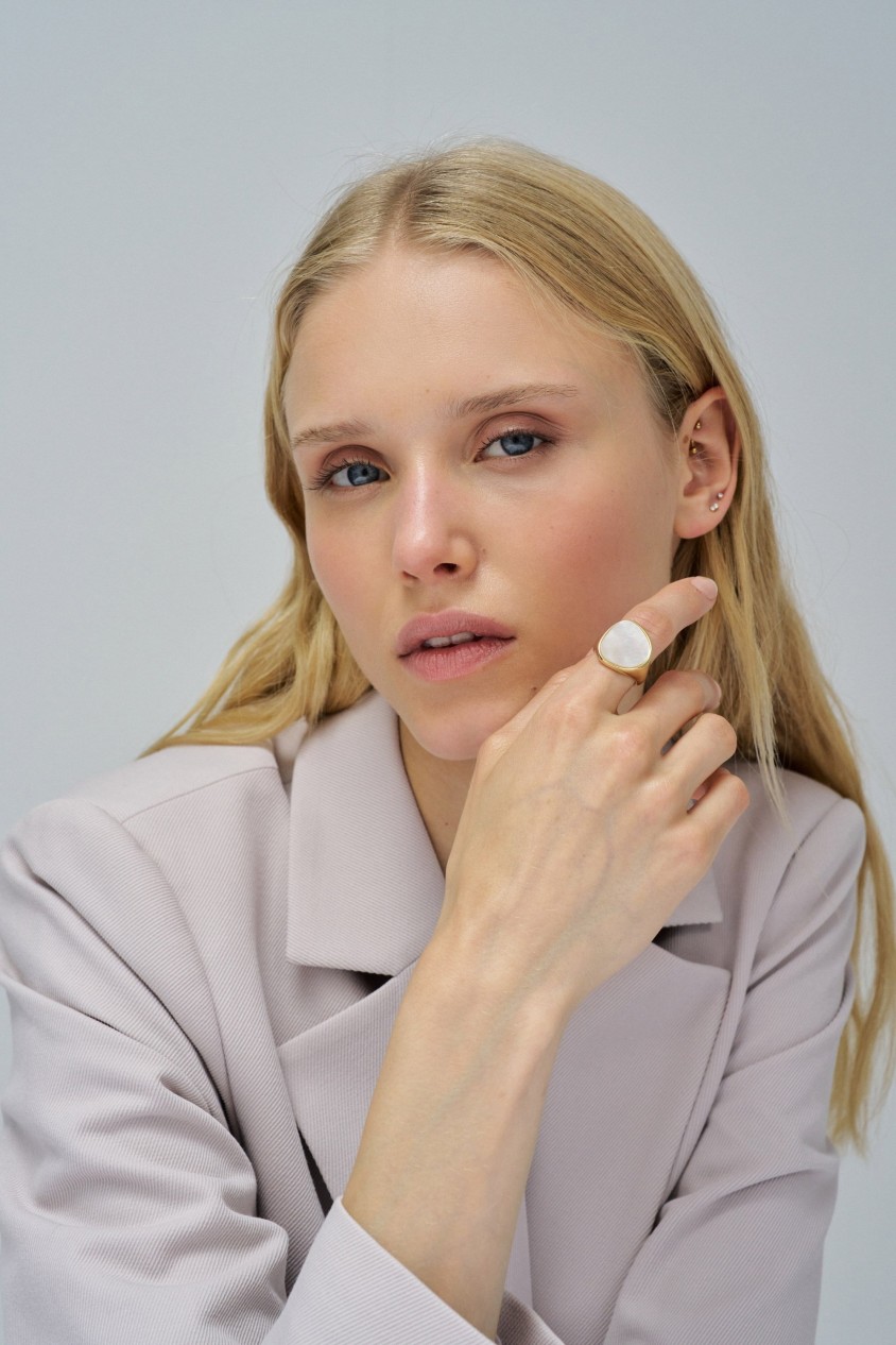 ADJUSTABLE RING WITH MOTHER-OF-PEARL