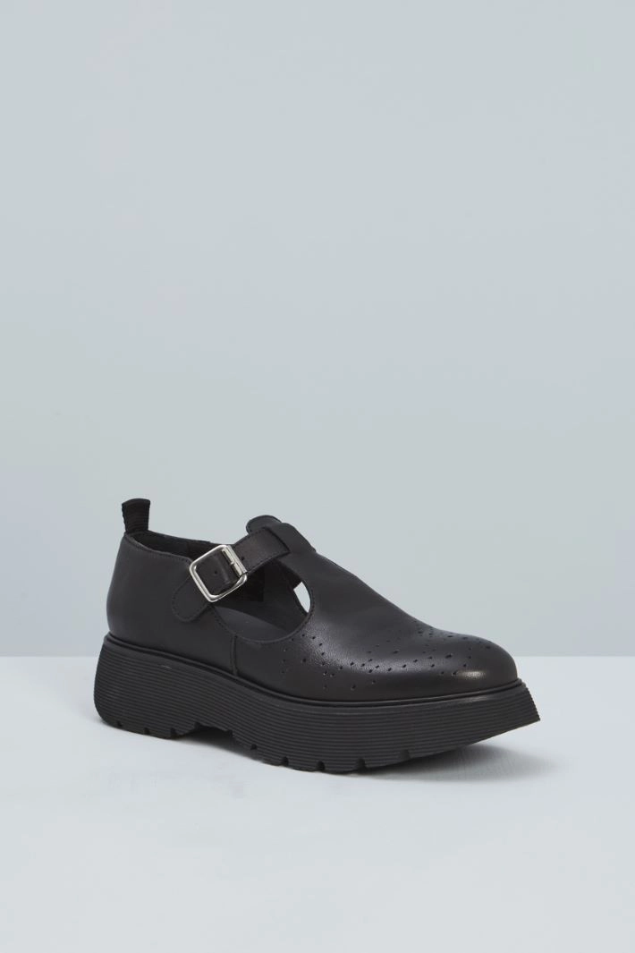 Shoes with cut-out - BLACK