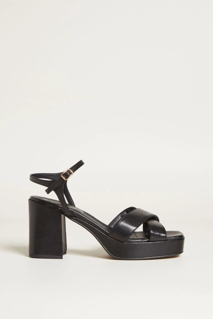 Sandals with crossed straps - BLACK