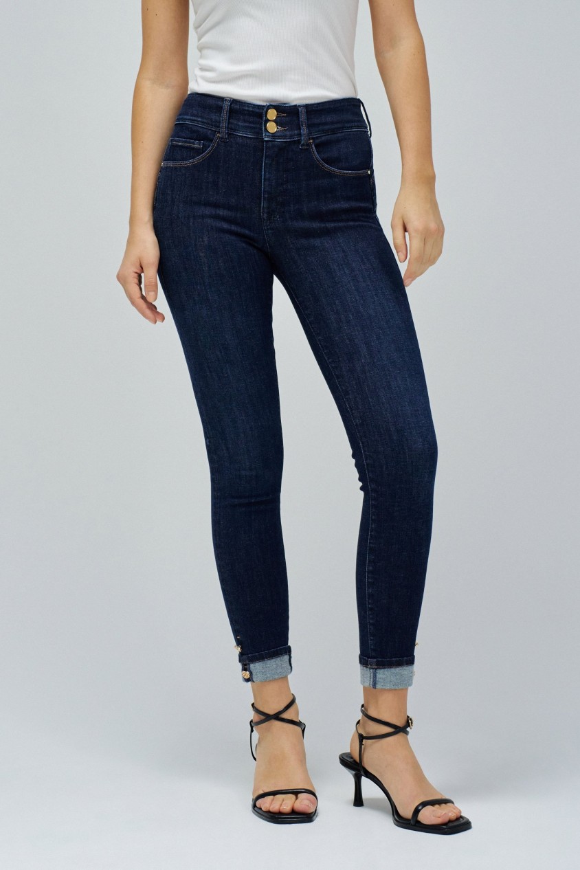 SECRET PUSH IN SKINNY JEANS