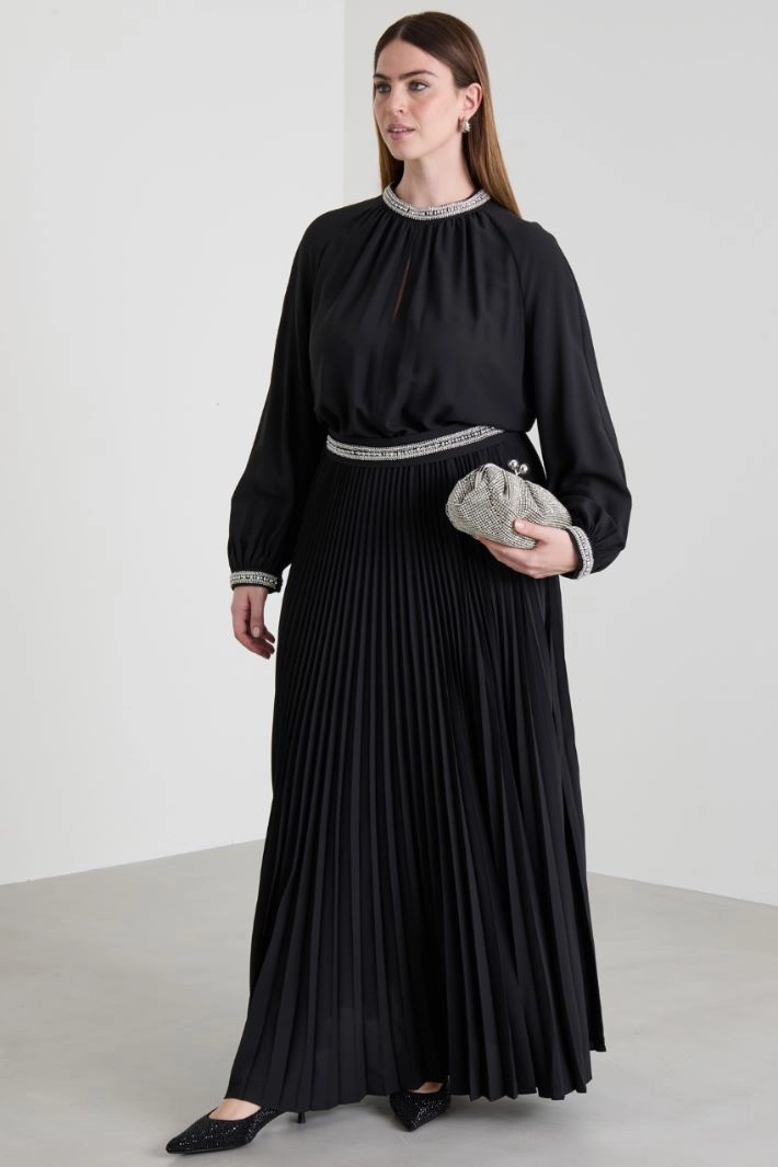 Crepe dress with embroidery - BLACK