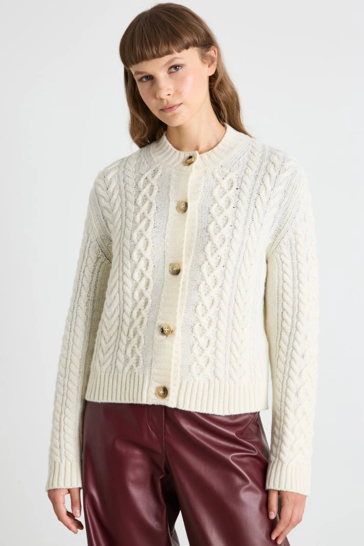 Cardigan with cable knit pattern - WHITE