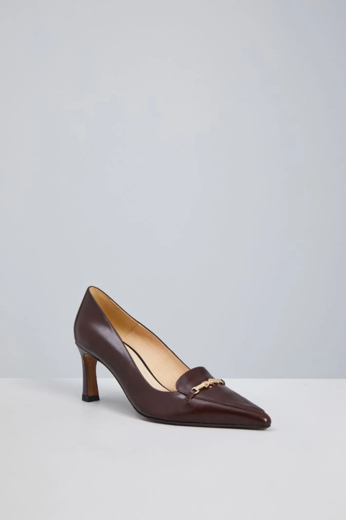 Clamp-detailed leather décolleté - BROWN