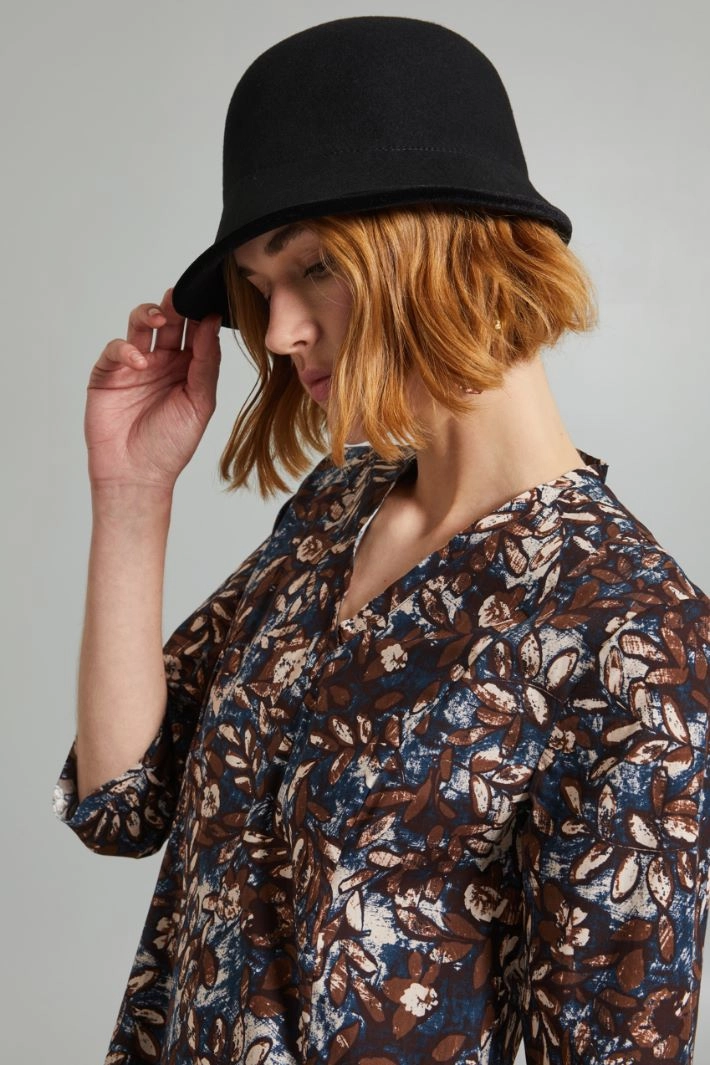 Cloche hat with velvet profiles - BLACK