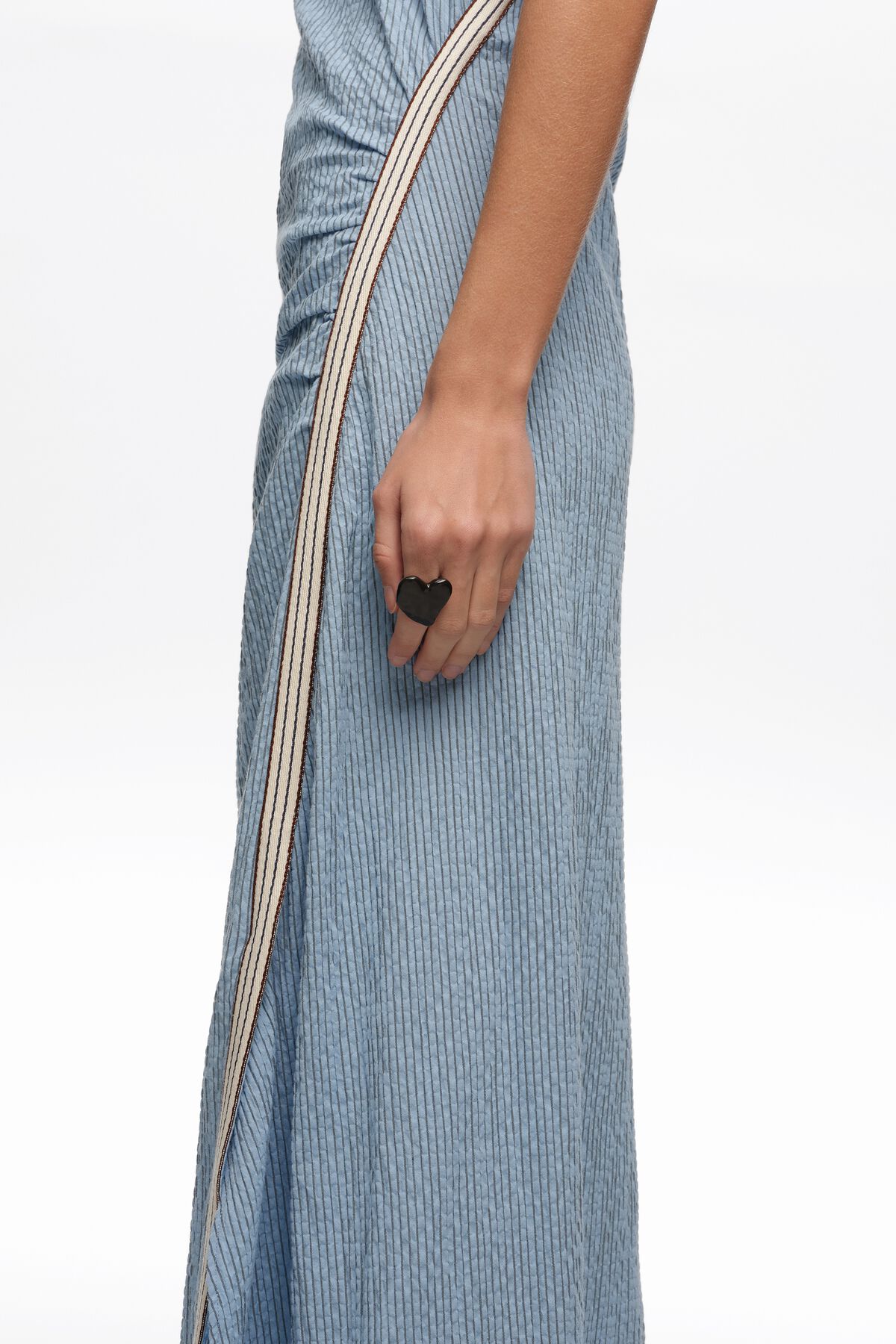 Black lacquered textured heart ring