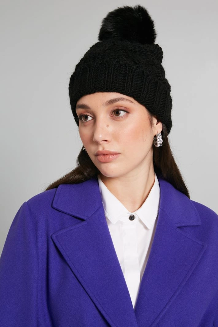 Beanie with pom pom - BLACK