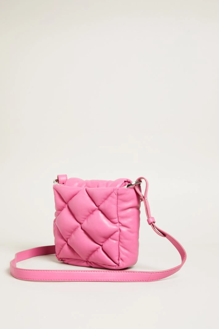 Padded and quilted crossbody bag - FUCHSIA
