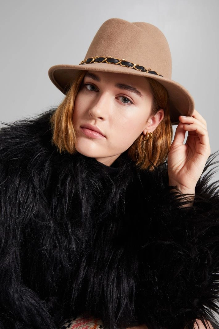 Hat with chain detail - CAMEL BLACK GOLD