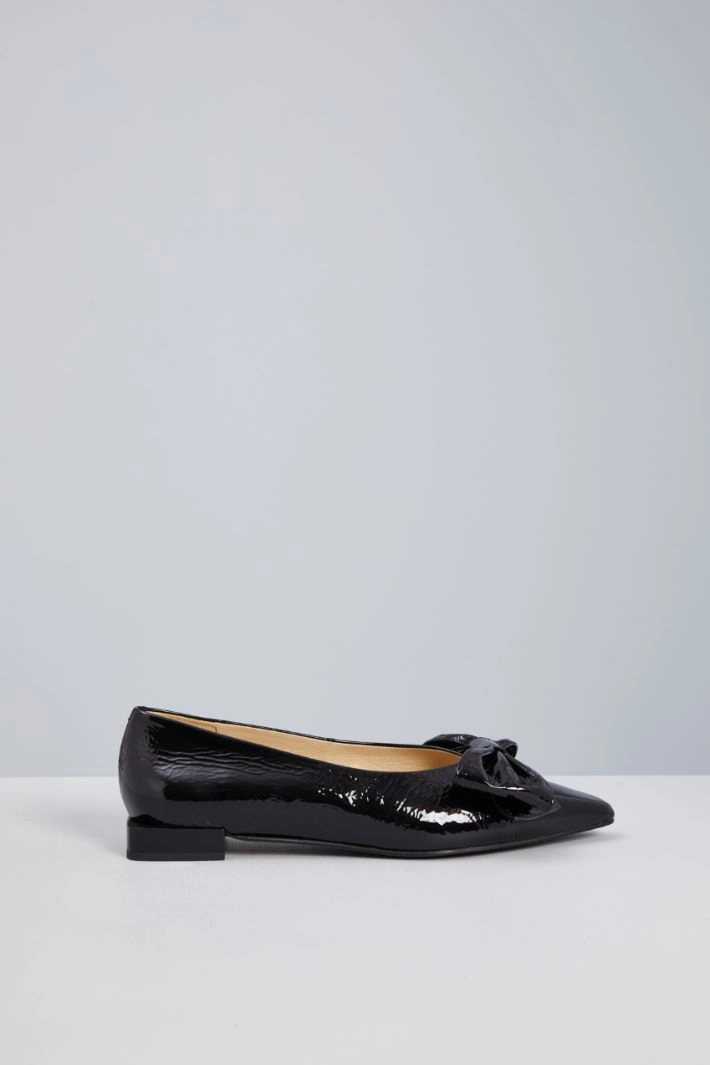 Patent leather ballerinas with bow - BLACK