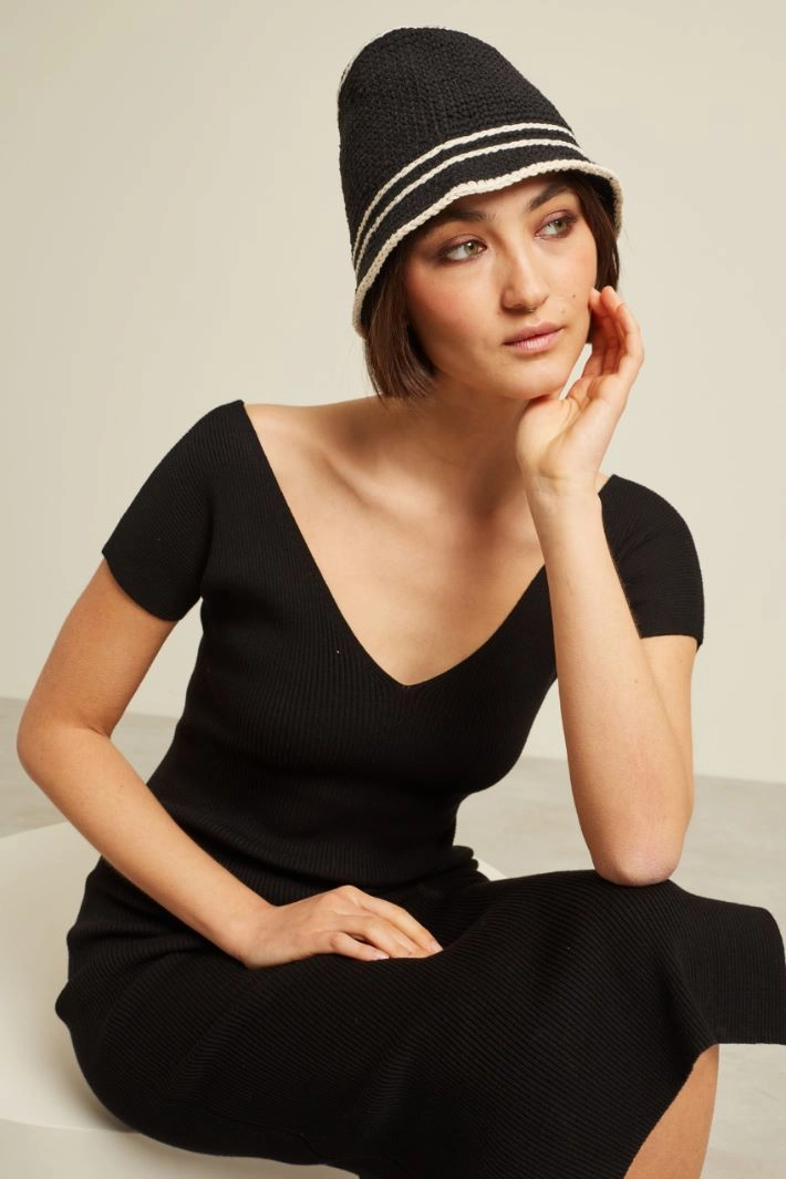Cloche hat with contrasting details - BLACK CREAM