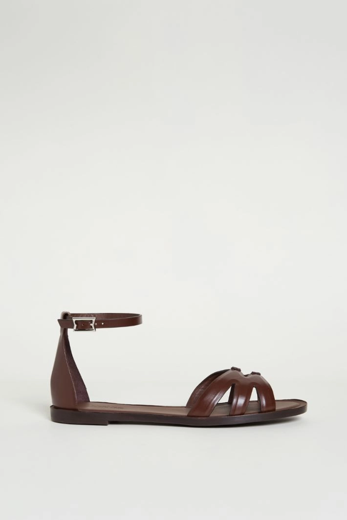 Smooth leather flat sandals - BROWN