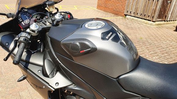 R&G Racing tank protector Carbon tank slidersYAMAHA 1000 YZF-R1 (RN22) - 2009 - 2014Ref: RGR00114A / 1113953