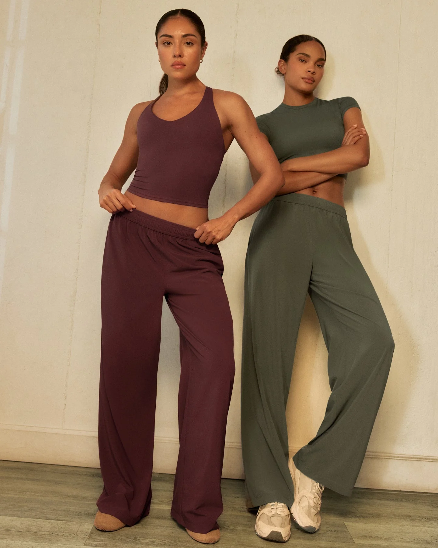 AirMove™ Straight Leg Pants with Reflective Logo | Velvet Mocha