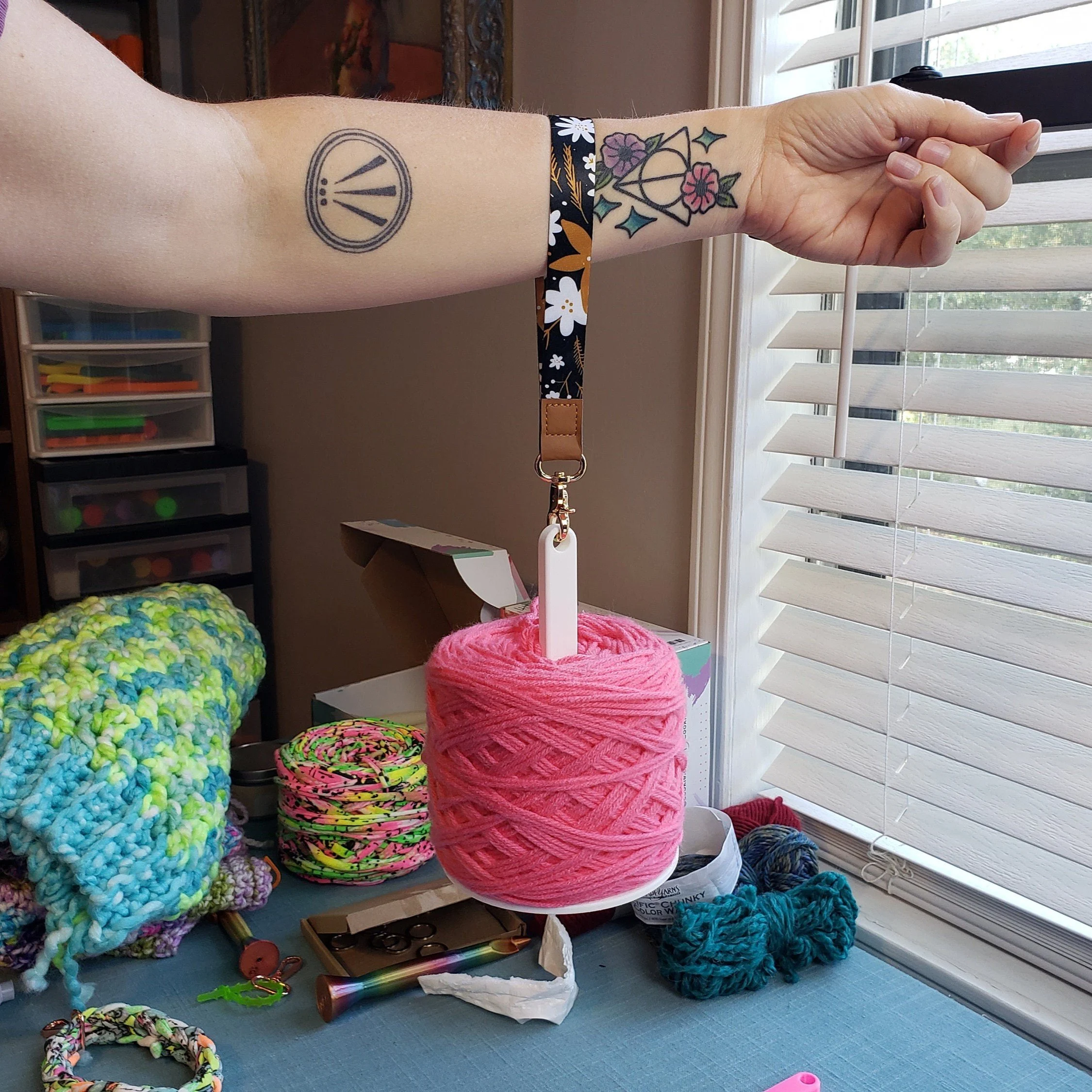 💝49% OFF-Portable Wrist Yarn Holder, Travel Wrist Hanging Yarn Dispenser, Gift for Crocheter