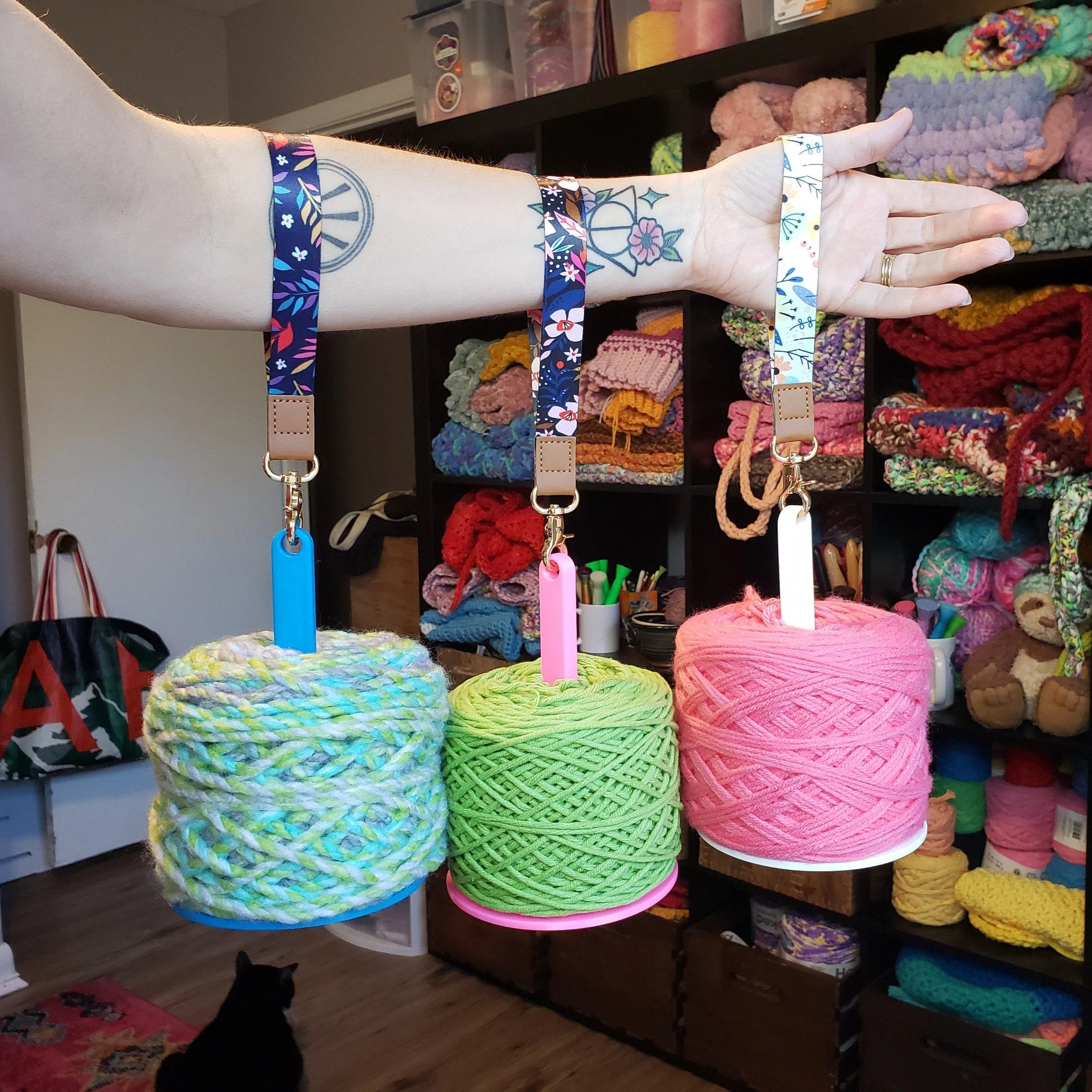 💝49% OFF-Portable Wrist Yarn Holder, Travel Wrist Hanging Yarn Dispenser, Gift for Crocheter
