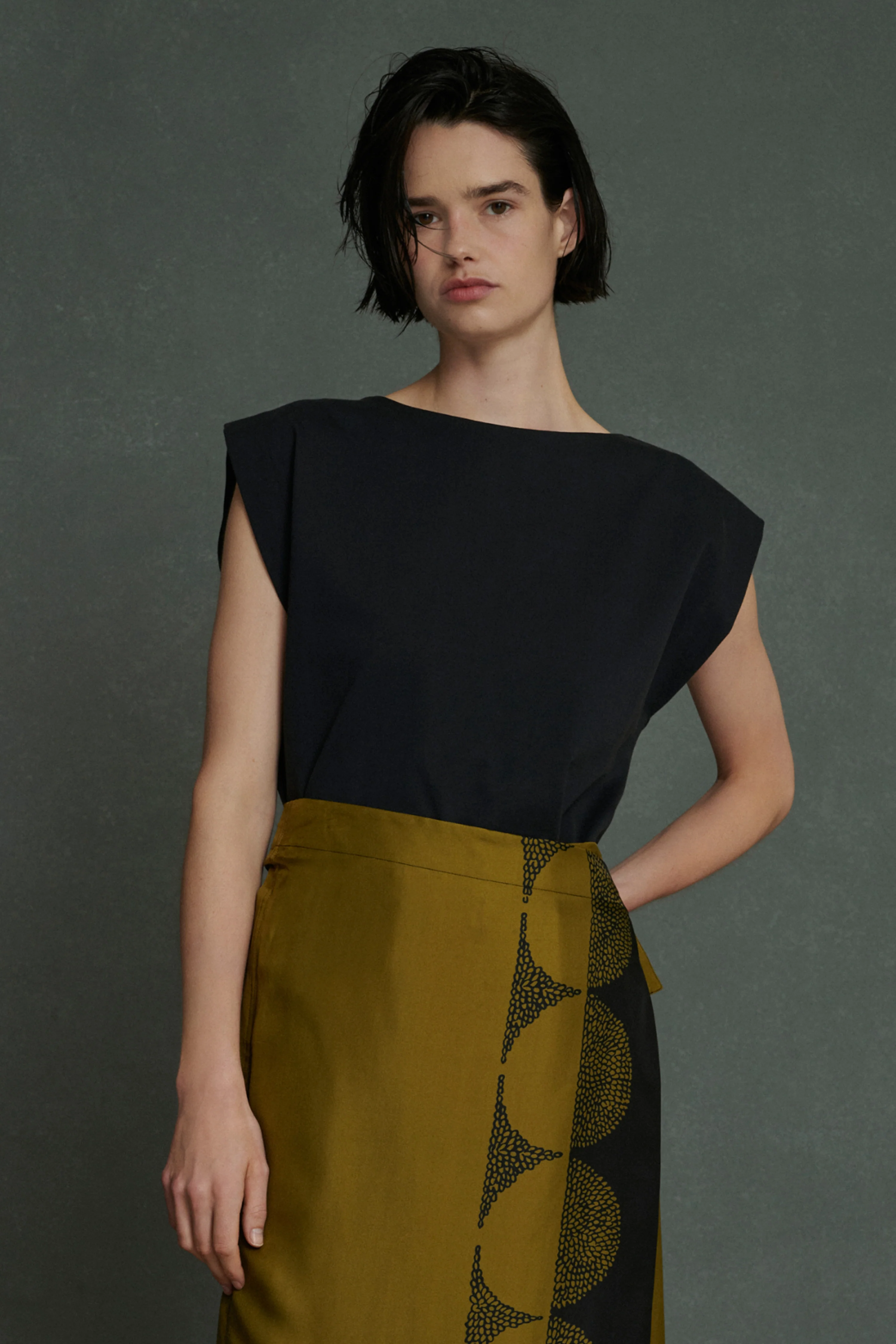 AMANDA BLACK TEE-SHIRT