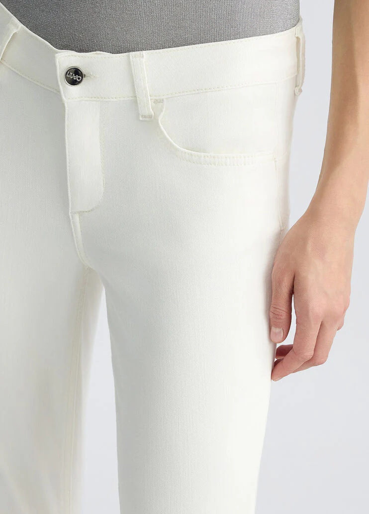 Cropped white trousers with turn-ups
