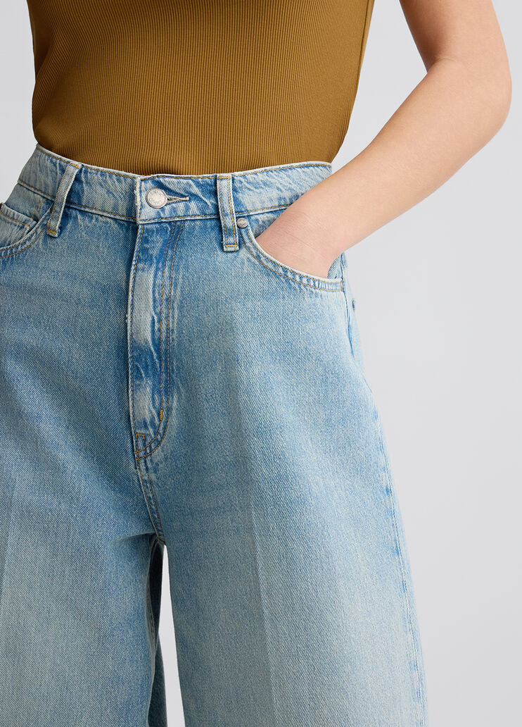Low-rise baggy jeans