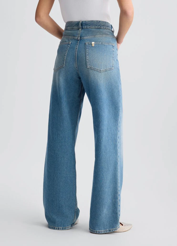 High-rise baggy jeans