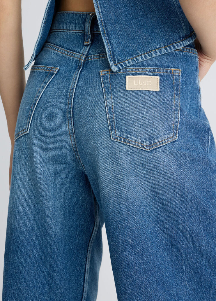 Low-rise baggy jeans