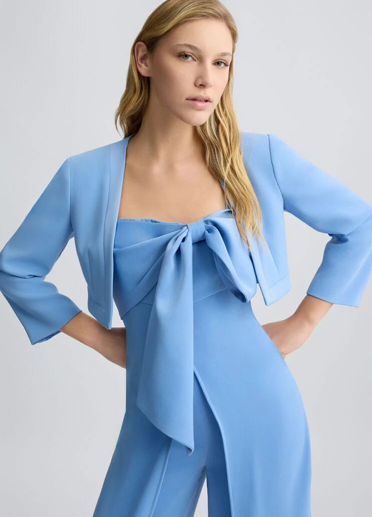 Cropped elegant blue jacket