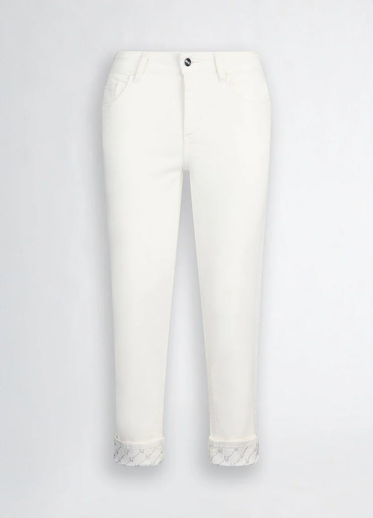 Cropped white trousers with turn-ups