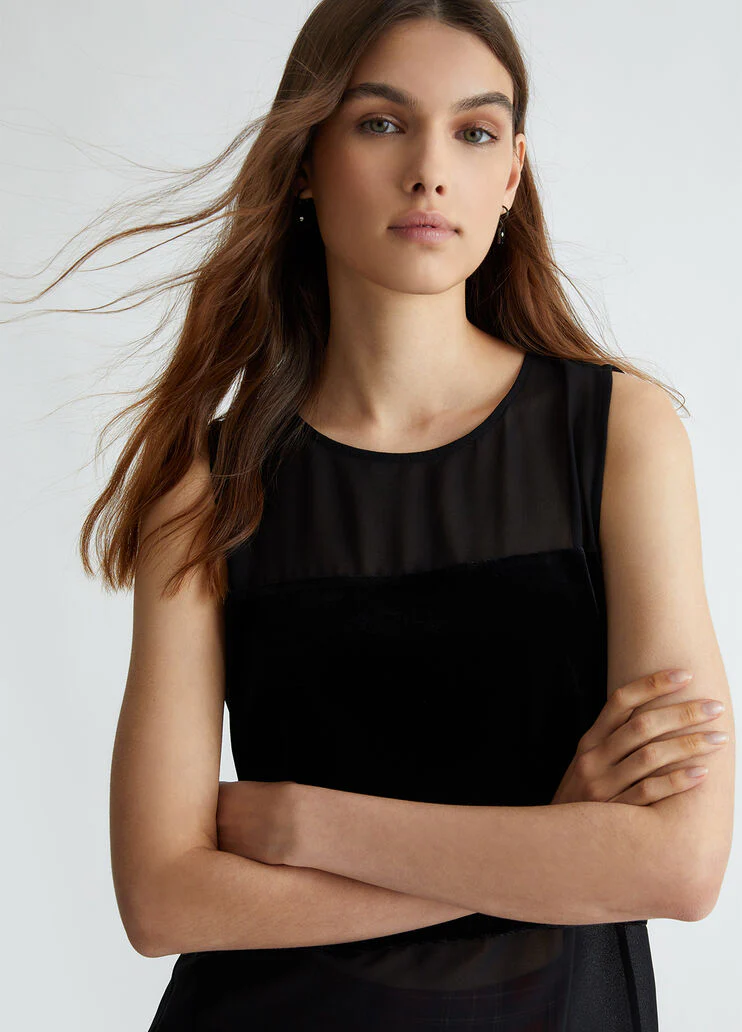 Top with velvet insert