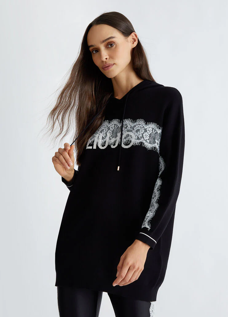 Hooded sweater with logo