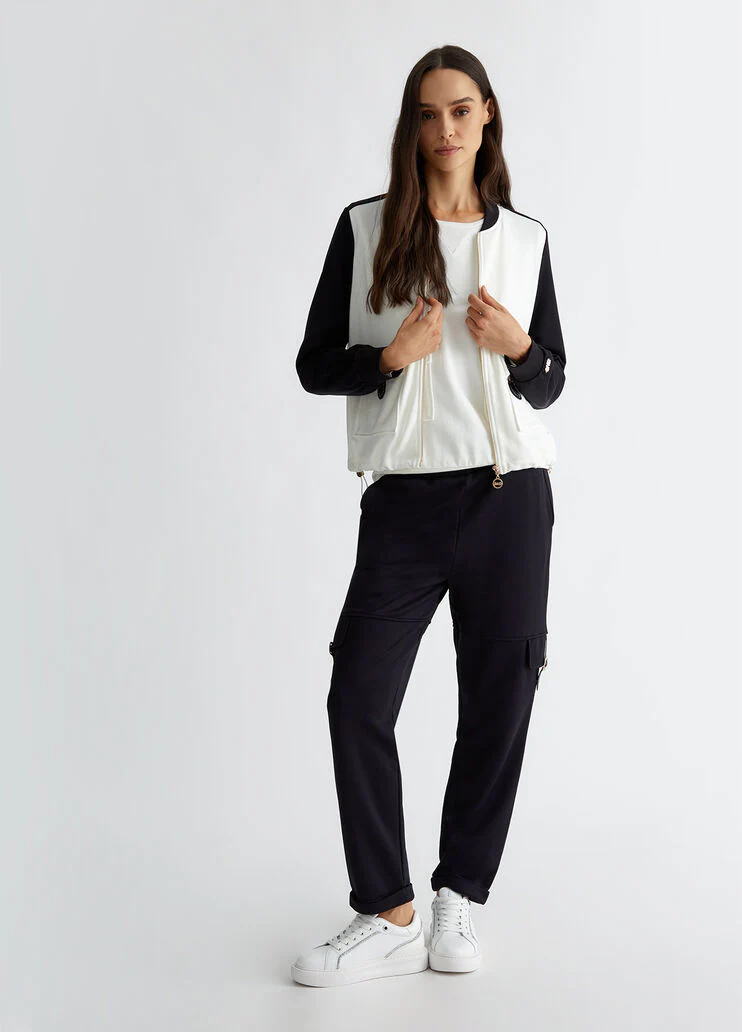 Sweatshirt with pockets