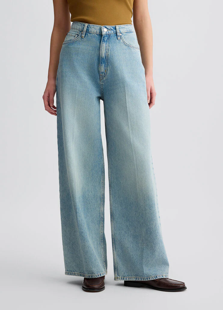 Low-rise baggy jeans