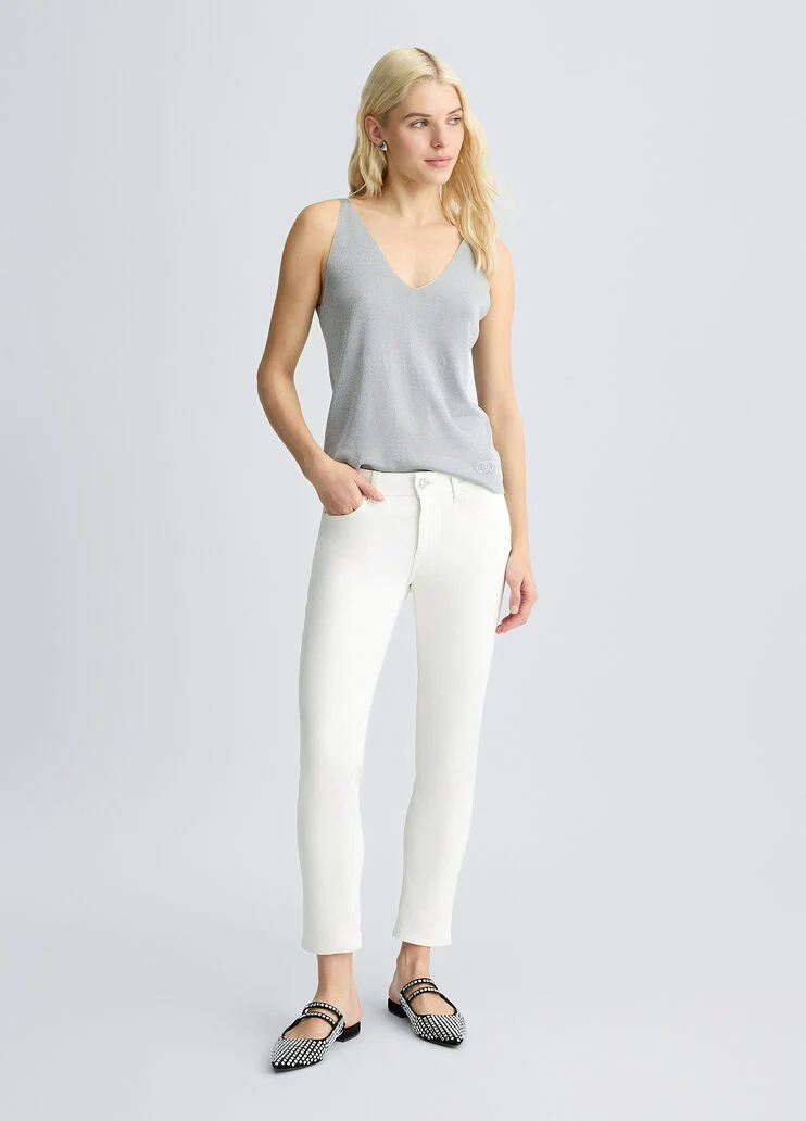 Cropped white trousers with turn-ups
