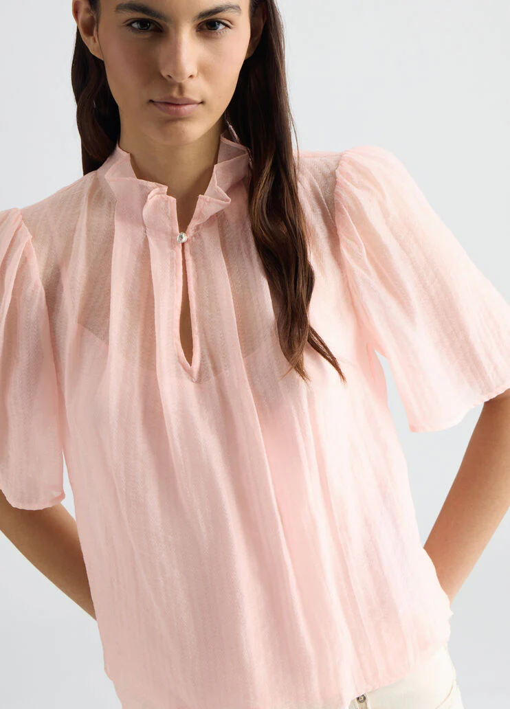 Short-sleeved blouse
